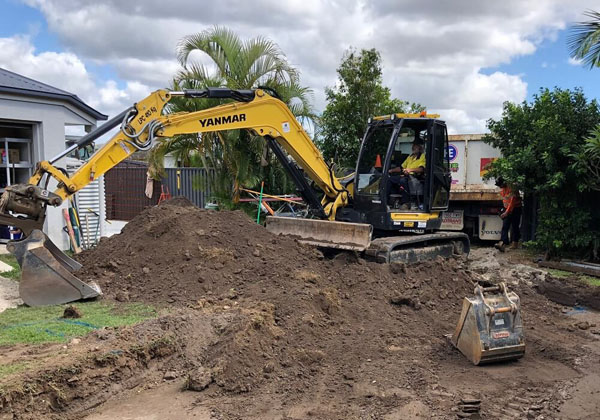 8T-EXCAVATOR-WITH-TILT-HITCH-DIGGING-POOL-HIRE