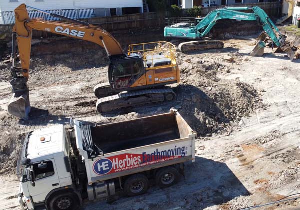 13T-EXCAVATOR-WITH-RUBBER-PADS-HIRE